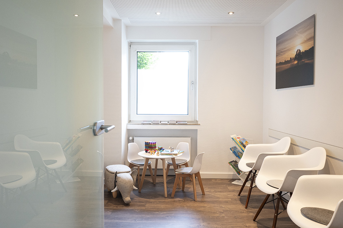 Zahnarztpraxis Auftragsarbeit Wandgestaltung, praxisausstattung, Wartezimmer